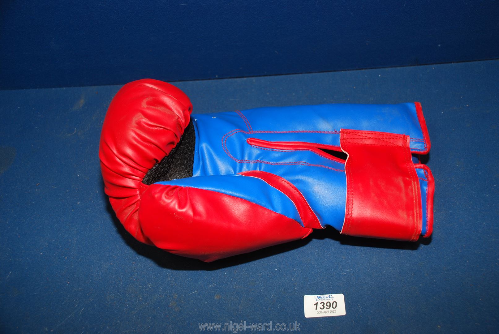 A Boxing Glove with the signature of Russell Crowe, - Image 2 of 2