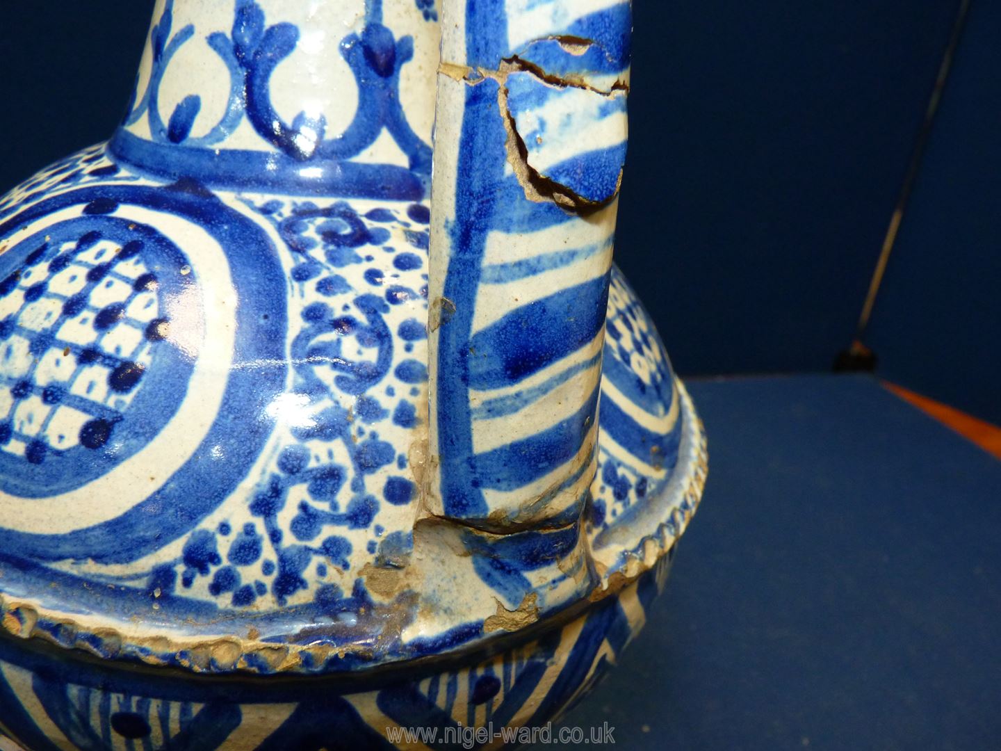 An old near eastern blue and white two handled pottery jar 13 3/4" tall, a/f. - Image 5 of 5