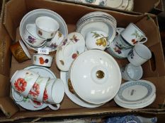 A quantity of china including Royal Worcester 'Poppies', 'Evesham Vale', gold lustre,