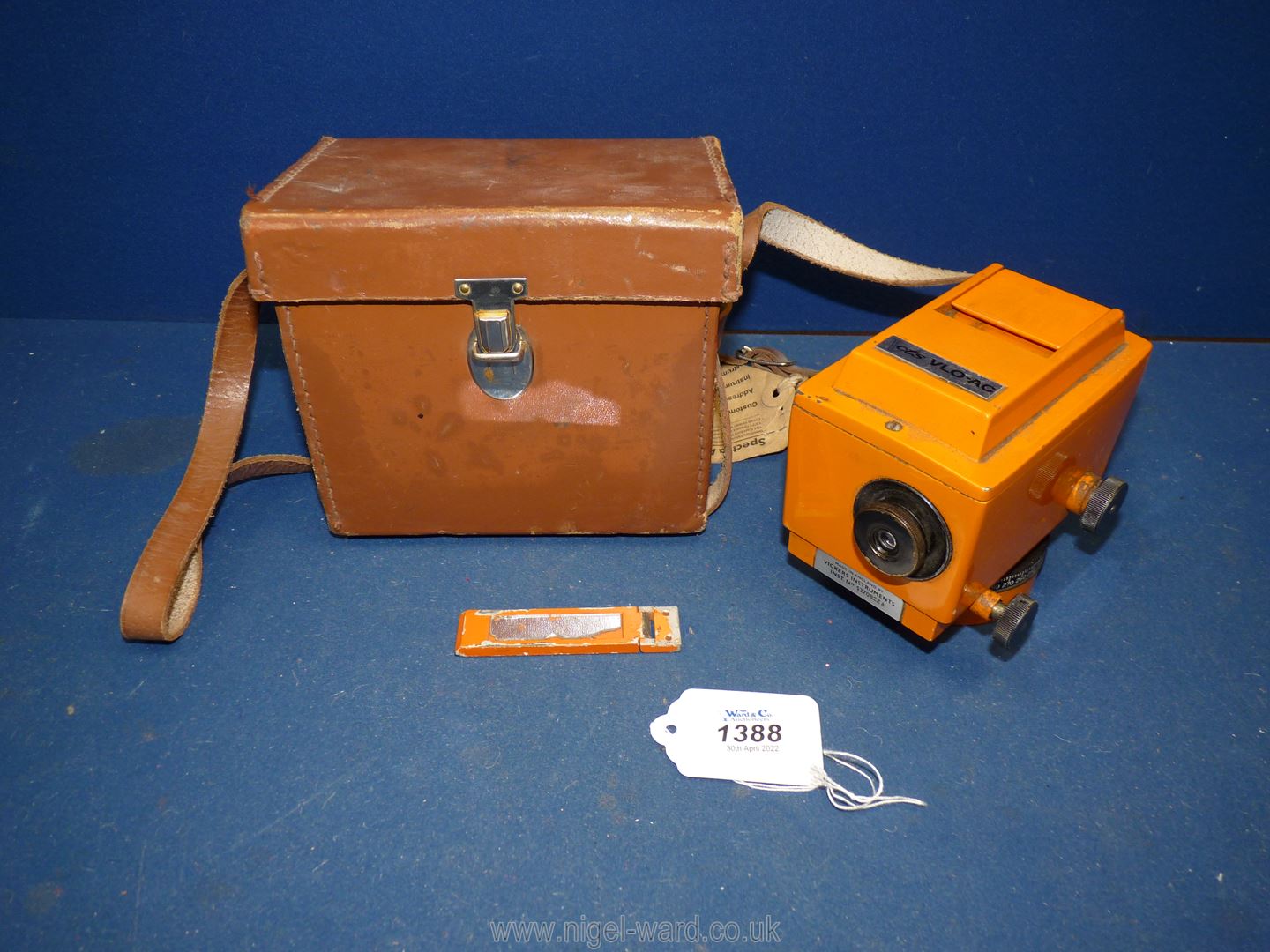 A Vickers Instruments VCTS VLO-AC Surveying Instrument with leather case. - Image 2 of 5