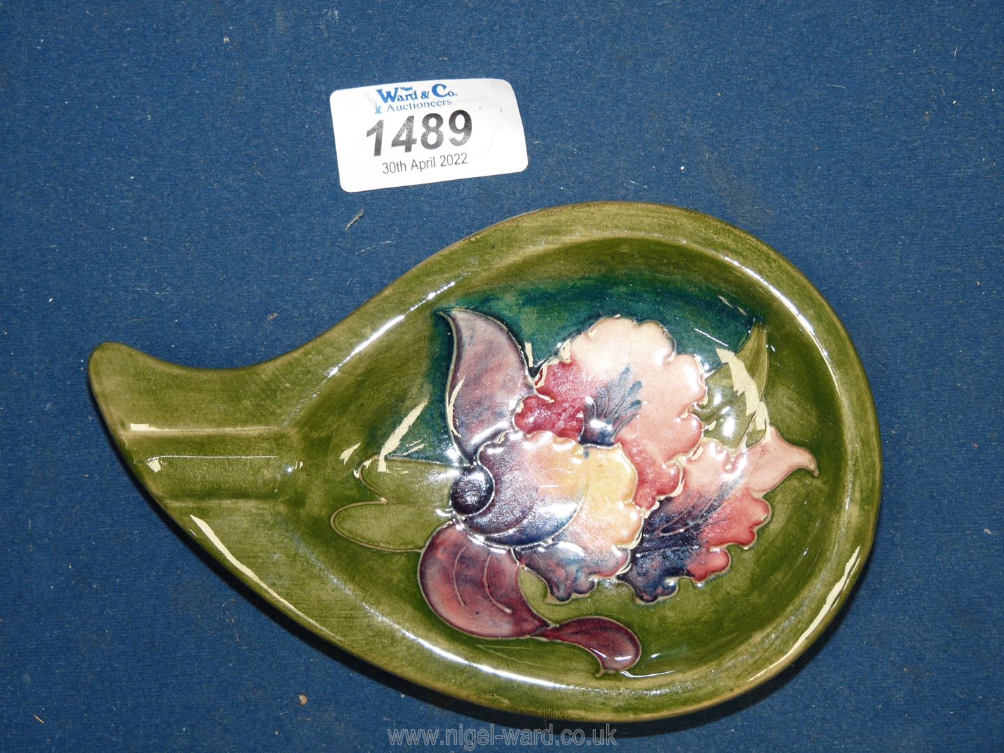 A Moorcroft Hibiscus pattern * 4" tall, plus a Moorcroft ashtray. - Image 3 of 5