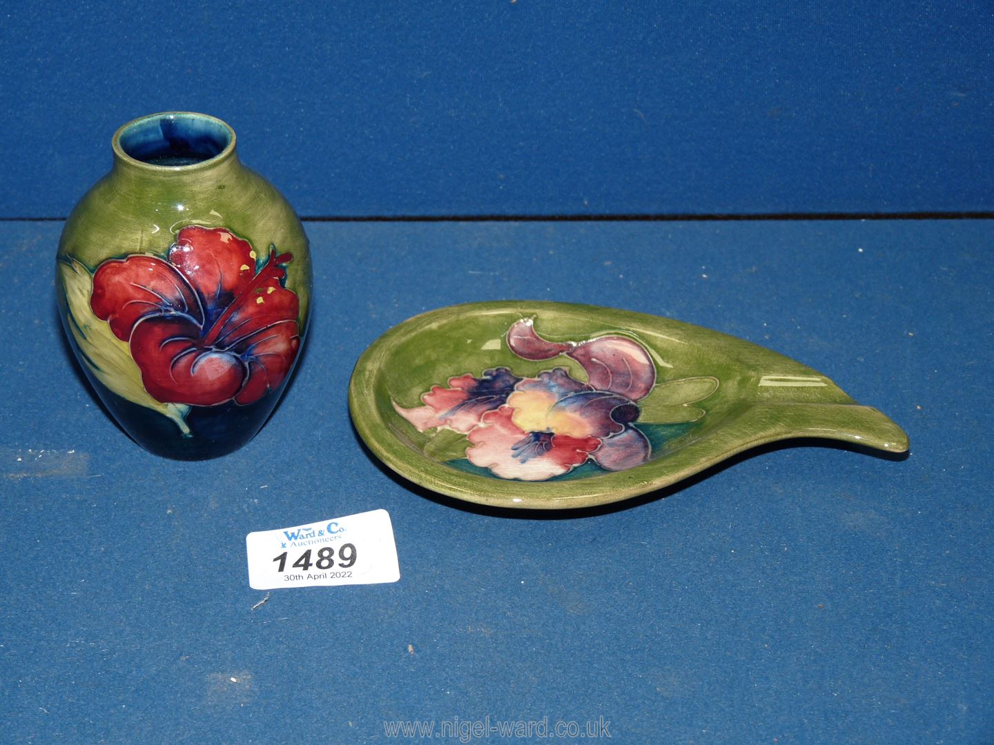 A Moorcroft Hibiscus pattern * 4" tall, plus a Moorcroft ashtray. - Image 2 of 5