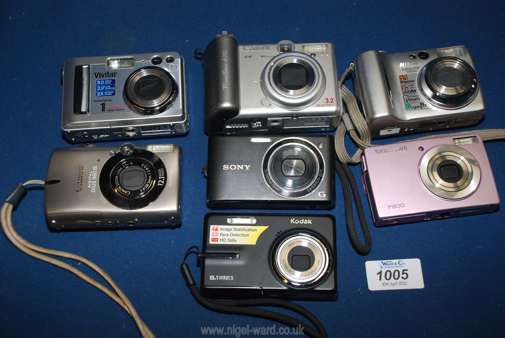 A quantity of digital cameras including a boxed Nikon Cool Pix 5900 5.1 mega pixel, Kodak 8. - Image 2 of 2