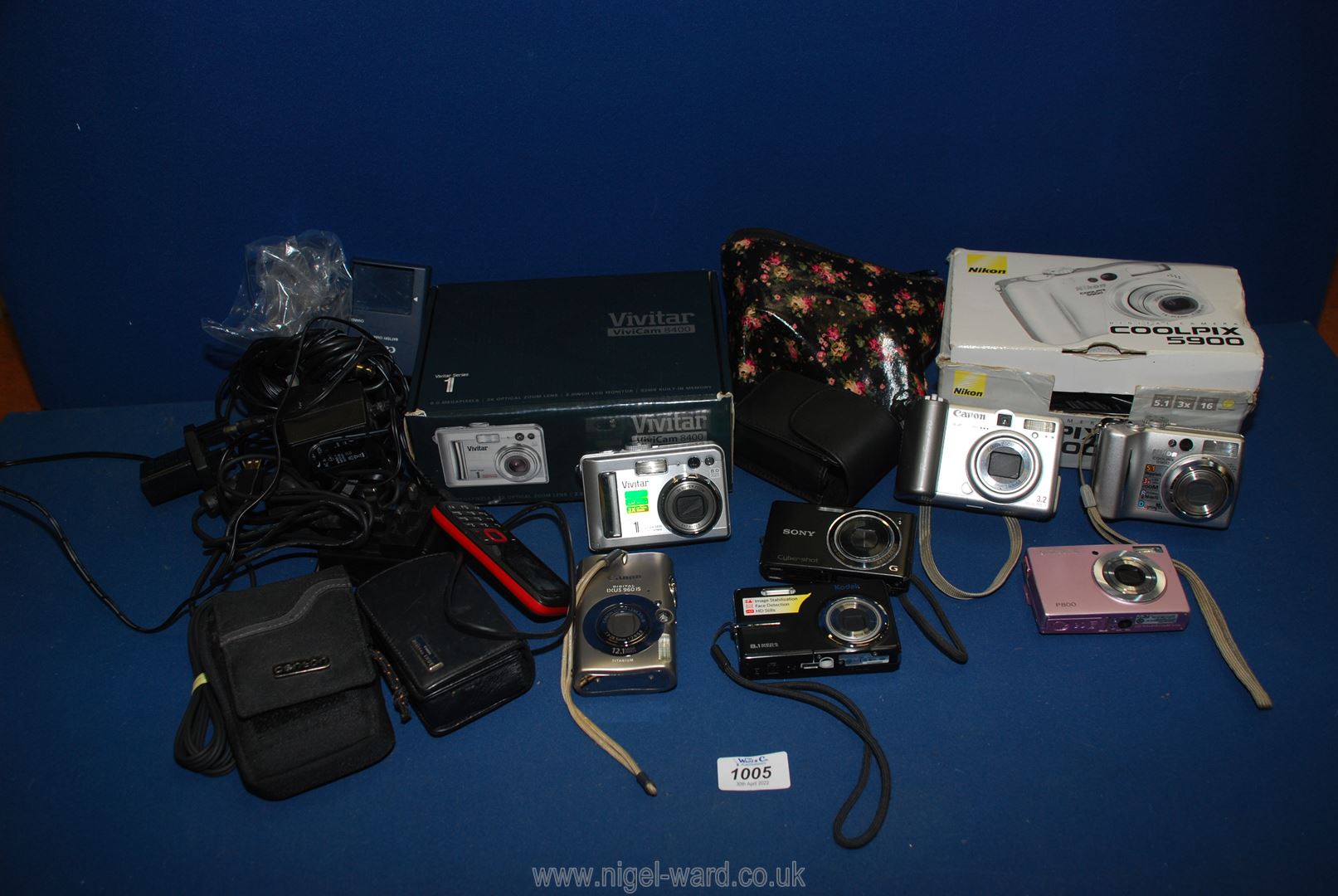 A quantity of digital cameras including a boxed Nikon Cool Pix 5900 5.1 mega pixel, Kodak 8.