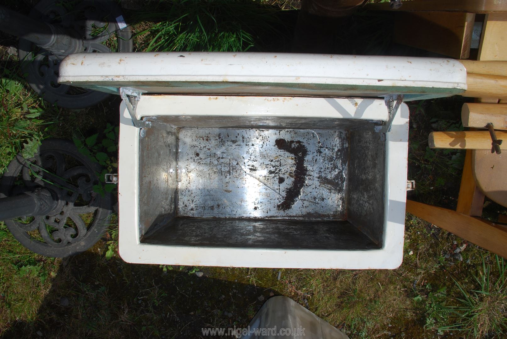 A metal cool box and aluminium canister. - Image 4 of 4