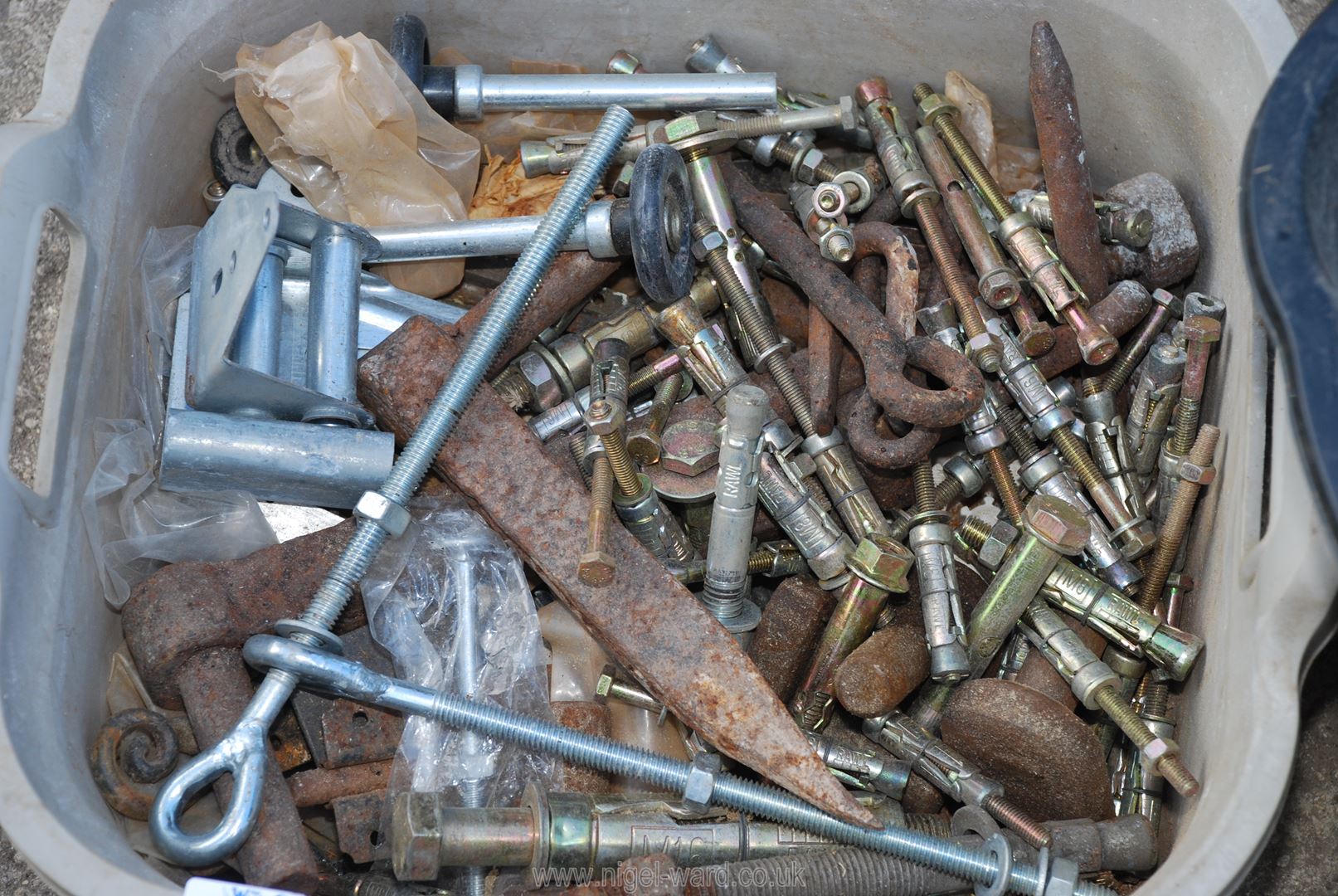 A bucket and bowl of rawl bolts, expanding bolts, plastic and enamel fixings, etc. - Image 2 of 2