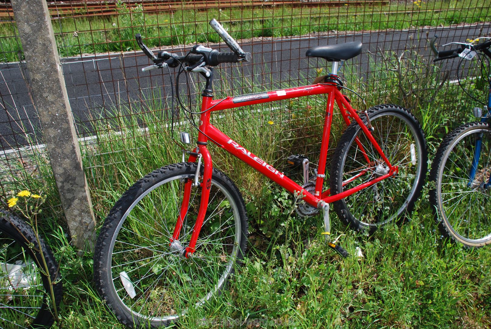 A Raleigh gent's mountain bike, 18 gears.