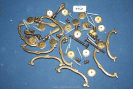 A quantity of brass/copper furniture handles.