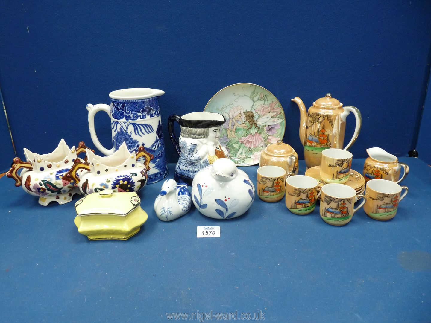 A quantity of china to include a Willow pattern Toby jug (5 1/2"),