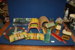 A box of miscellaneous tinplate model railway items including a boxed 'No. 928 Stowe'.