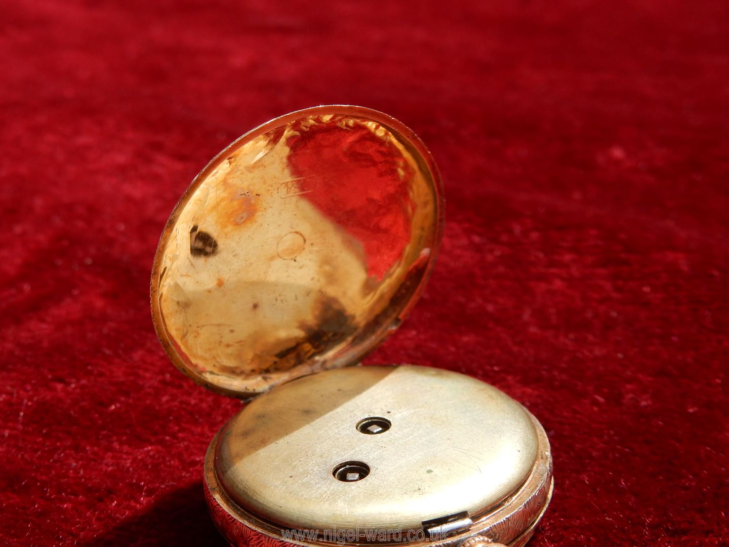 A 14 kt gold wind up Pocket Watch with floral and foliage engravings to the back and centre of the - Image 4 of 5