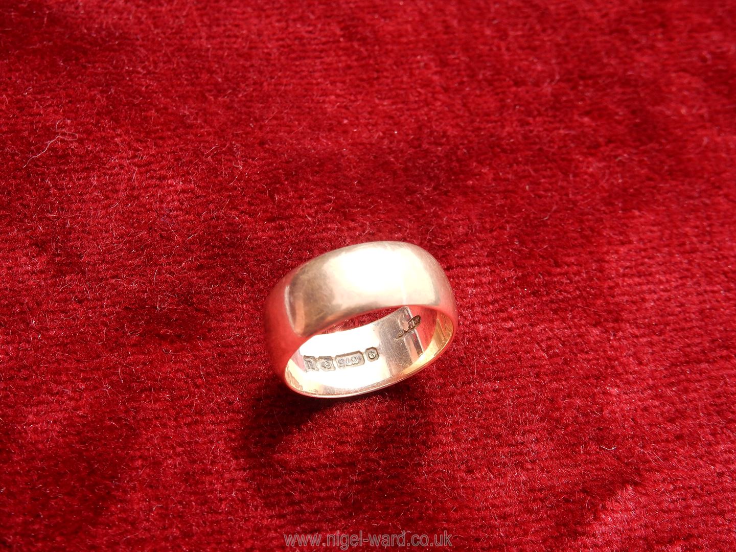 A 9 carat gold wedding band. - Image 2 of 2