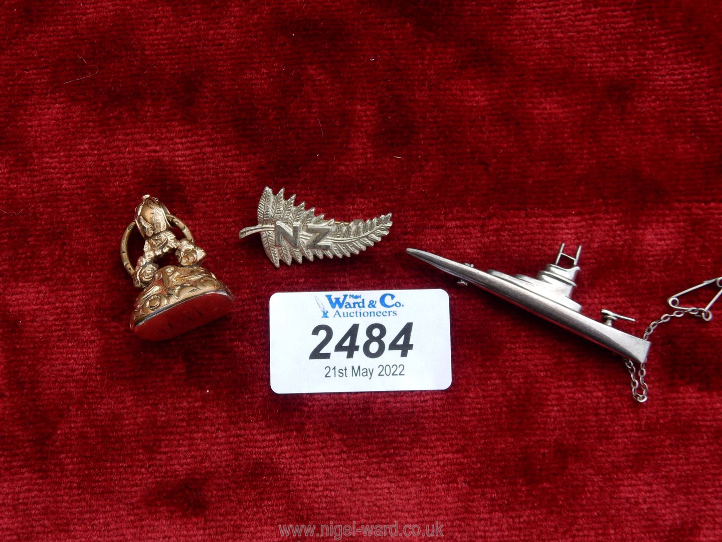Two white metal brooches in the form of a U boat and the New Zealand feather plus a yellow metal - Image 3 of 3