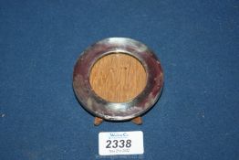 A small oval silver photograph Frame, Birmingham 1911, maker B&C, 18 gms.