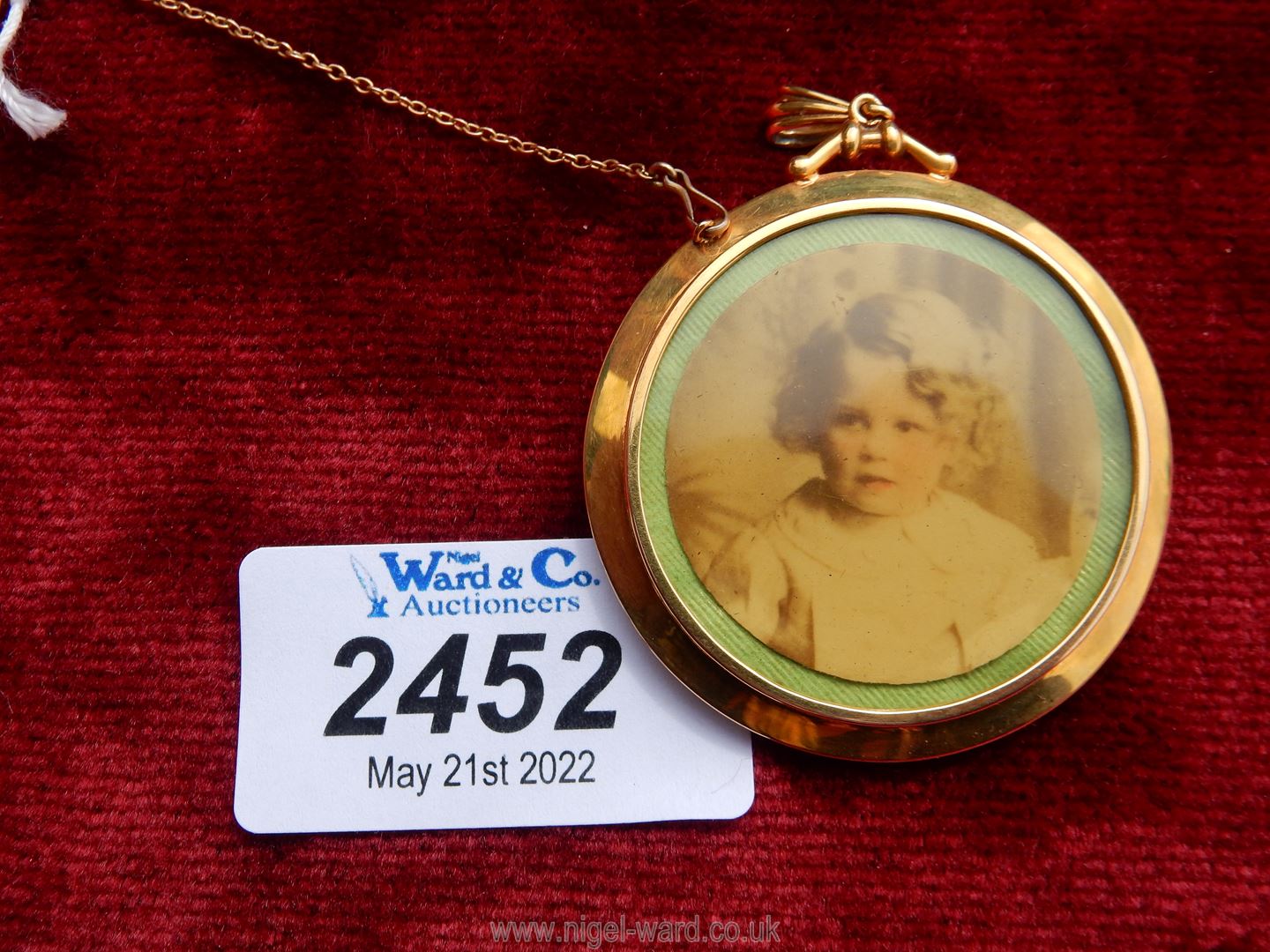 A 15 carat gold pendant double sided photograph frame containing two old photographs.