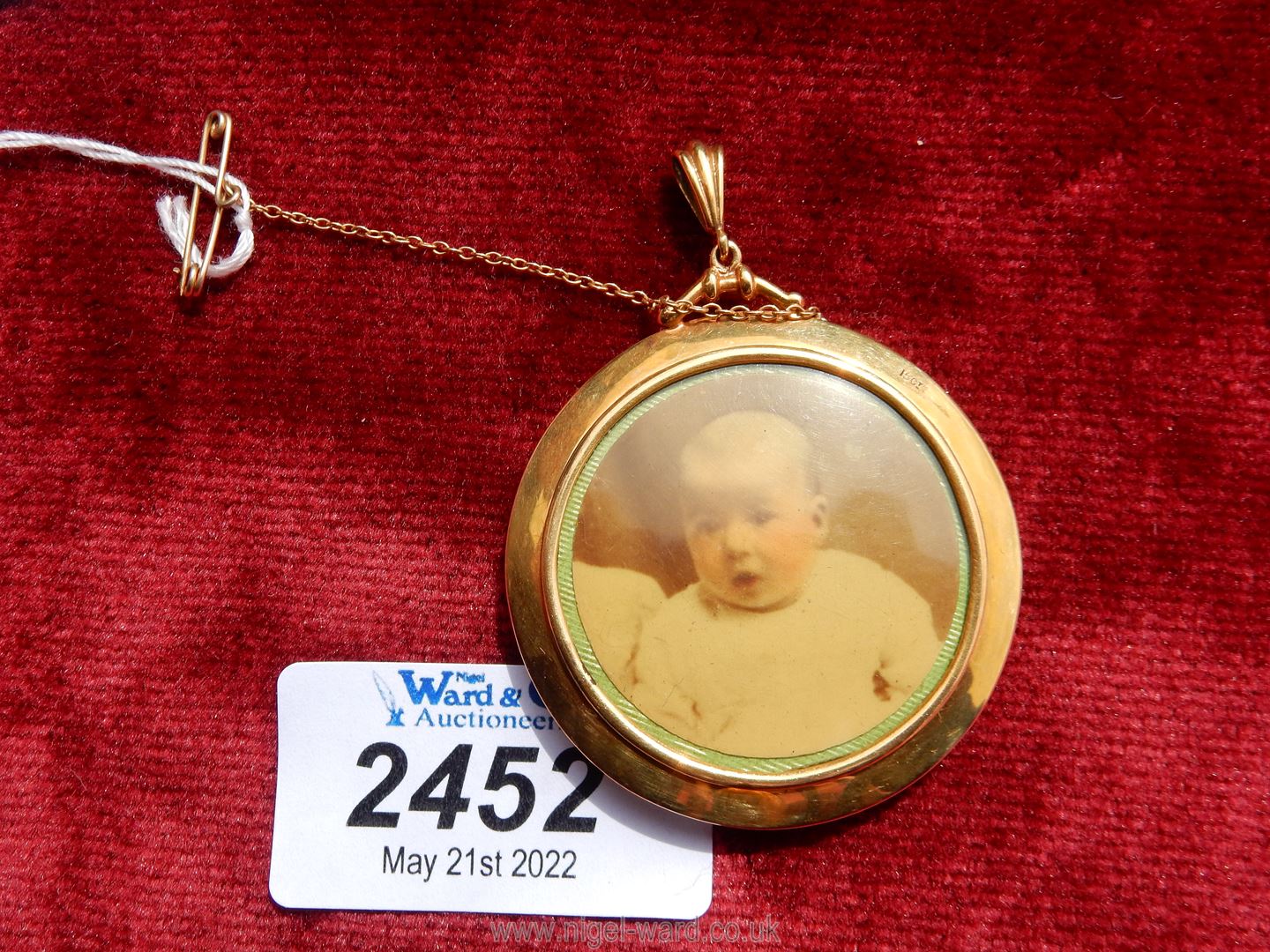 A 15 carat gold pendant double sided photograph frame containing two old photographs. - Image 2 of 3