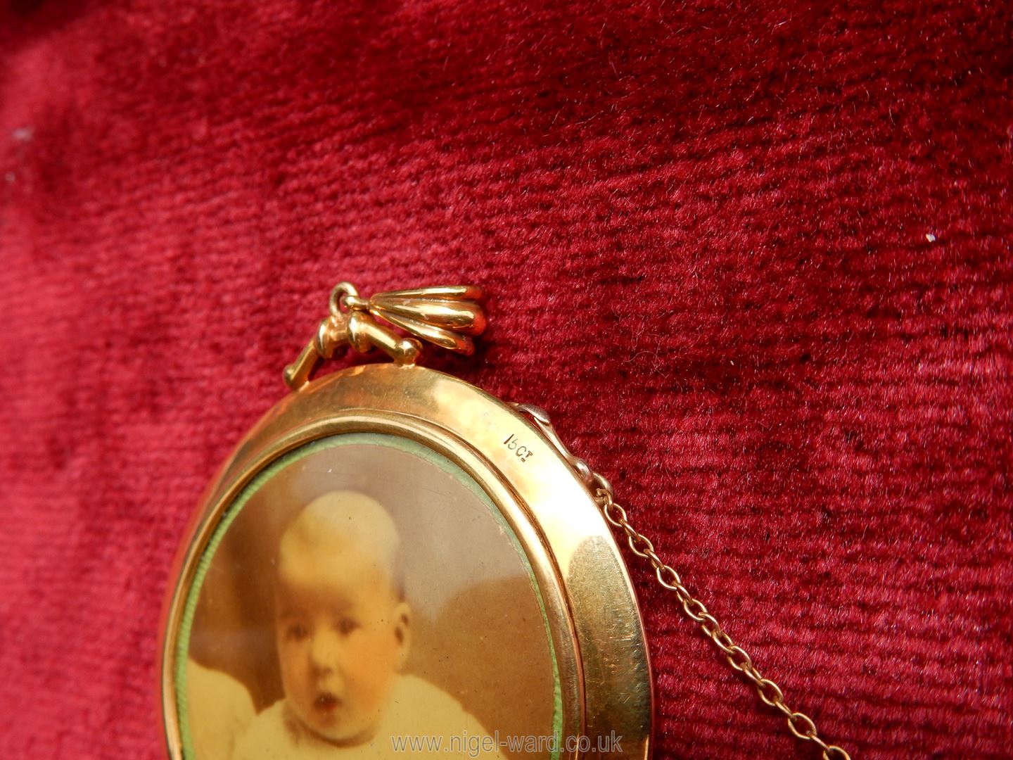 A 15 carat gold pendant double sided photograph frame containing two old photographs. - Image 3 of 3