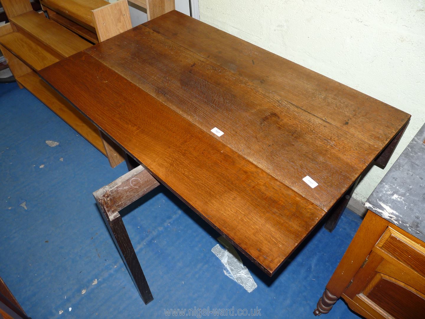 A Georgian Oak dropleaf Table on square legs (has possibly been cut down), 44 3/4" extending to 37". - Image 2 of 2