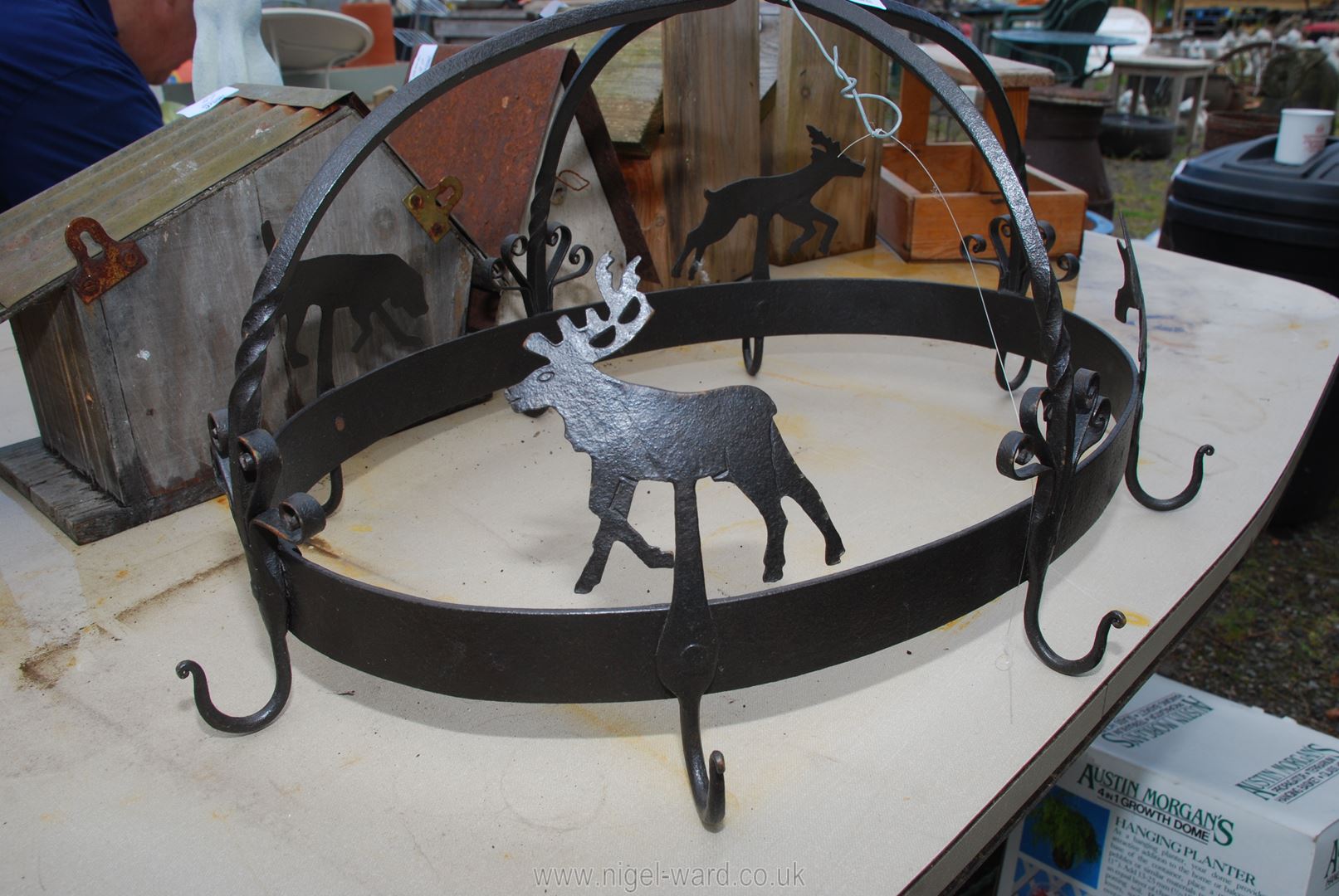 A hanging herb rack with hunting design. - Image 2 of 2