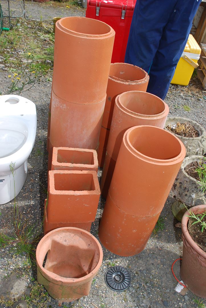 A quantity of clay drainage pipes and a 4" clay gully pot.