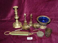 A box of miscellaneous brass including Salter spring balance scales etc.