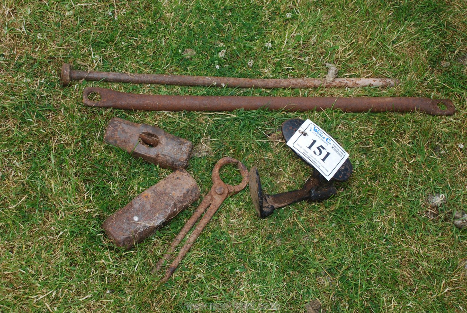 Shoe lasts, 2 sledge hammer heads, pincers, stabiliser bar, steel spike.