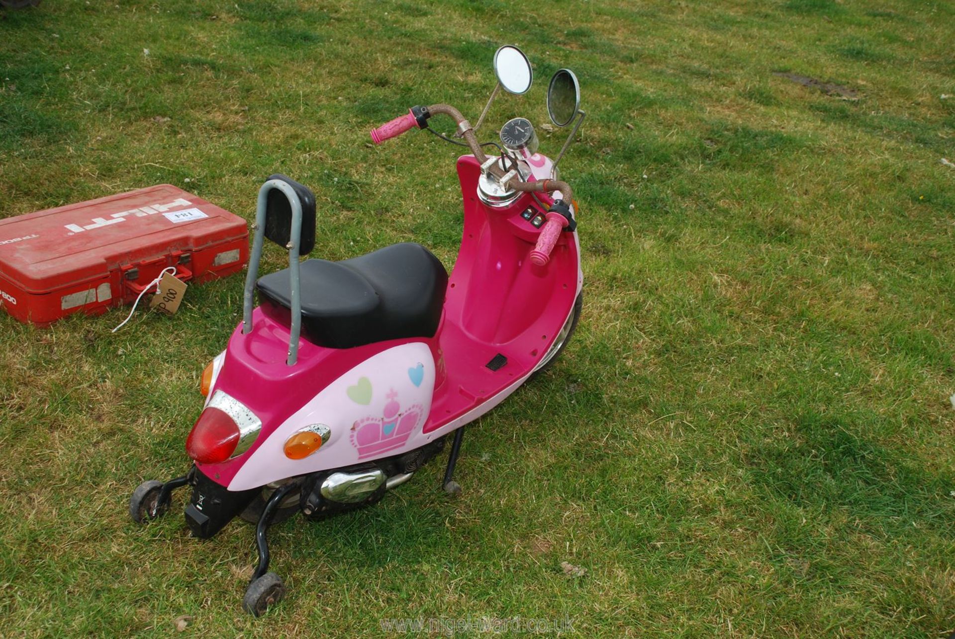 A child's motor scooter with stabilisers. - Image 2 of 2