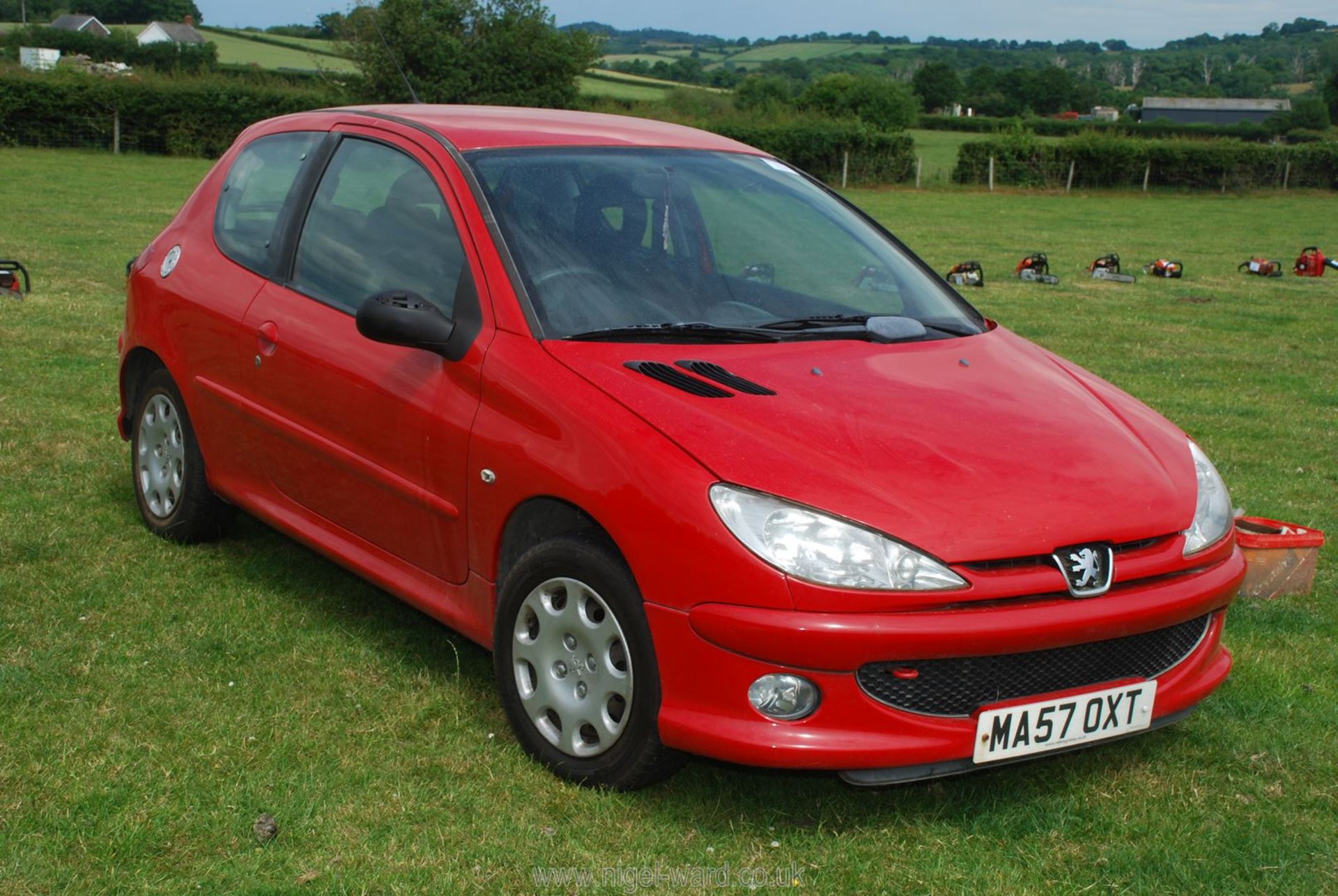A petrol engined Peugeot 206 hatchback 1.4 Look 3 door in red - Image 2 of 4
