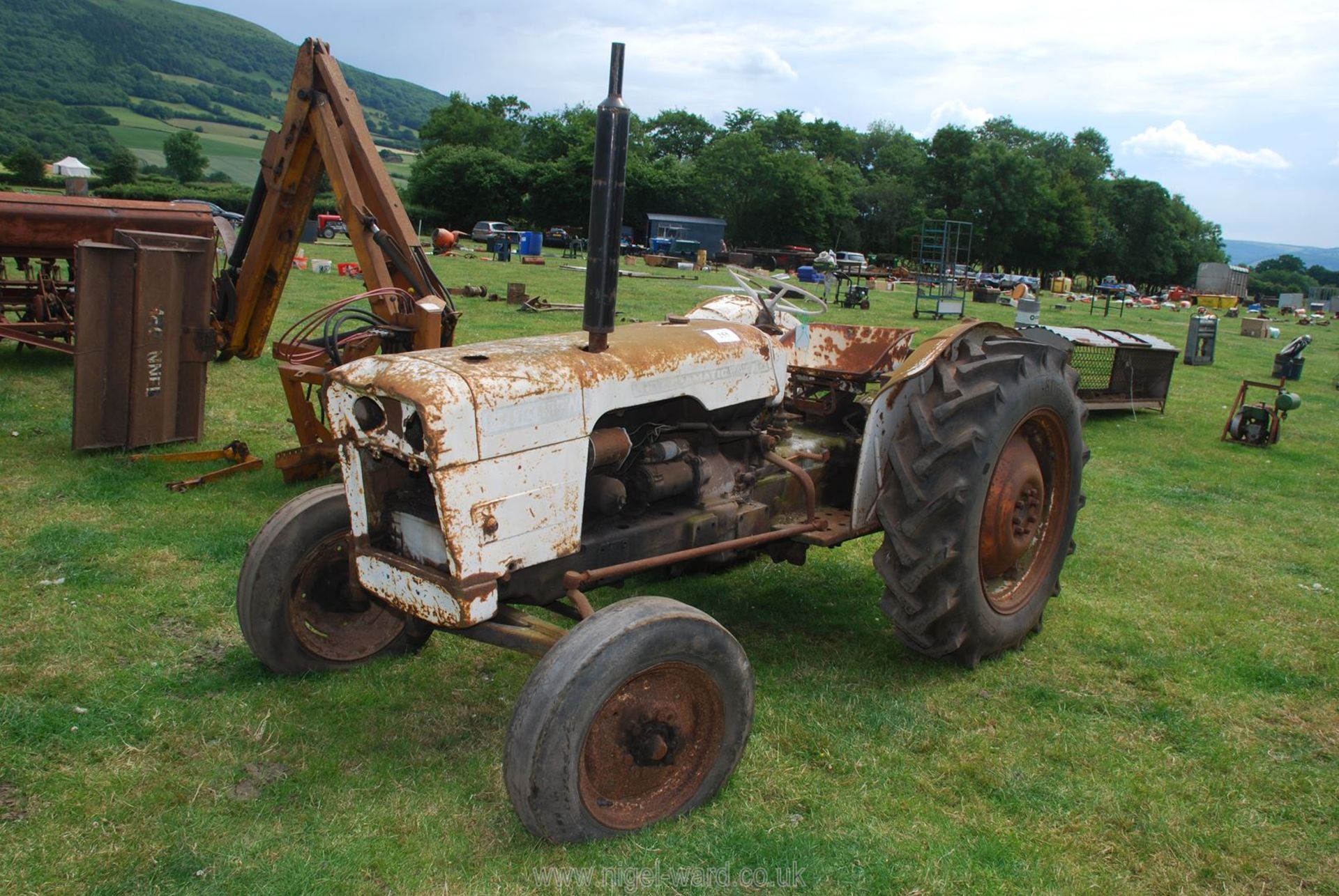 A David Brown 770 Selectamatic 12-speed tractor for restoration, engine turns. - Image 9 of 16