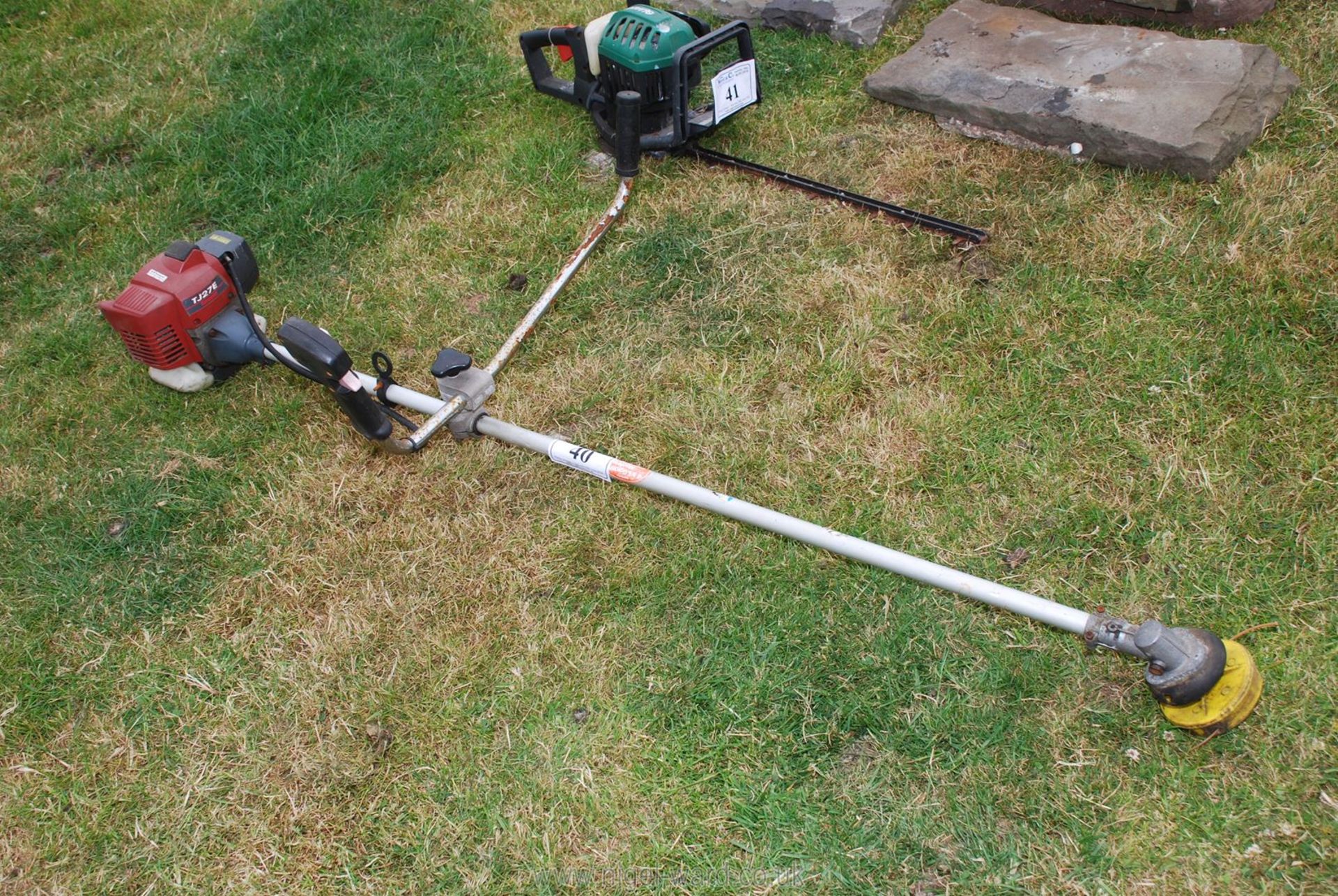 A Kawasaki TJ27E petrol engined strimmer. Ran at time of lotting.