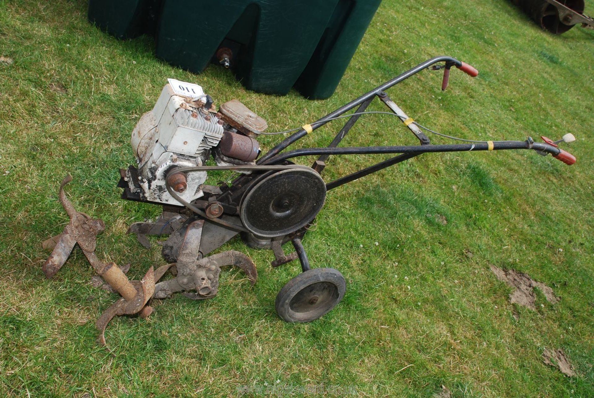 A Briggs & Stratton Wolseley Merry Tiller rotavator 2HP, good compression, (unable to start, - Image 2 of 2