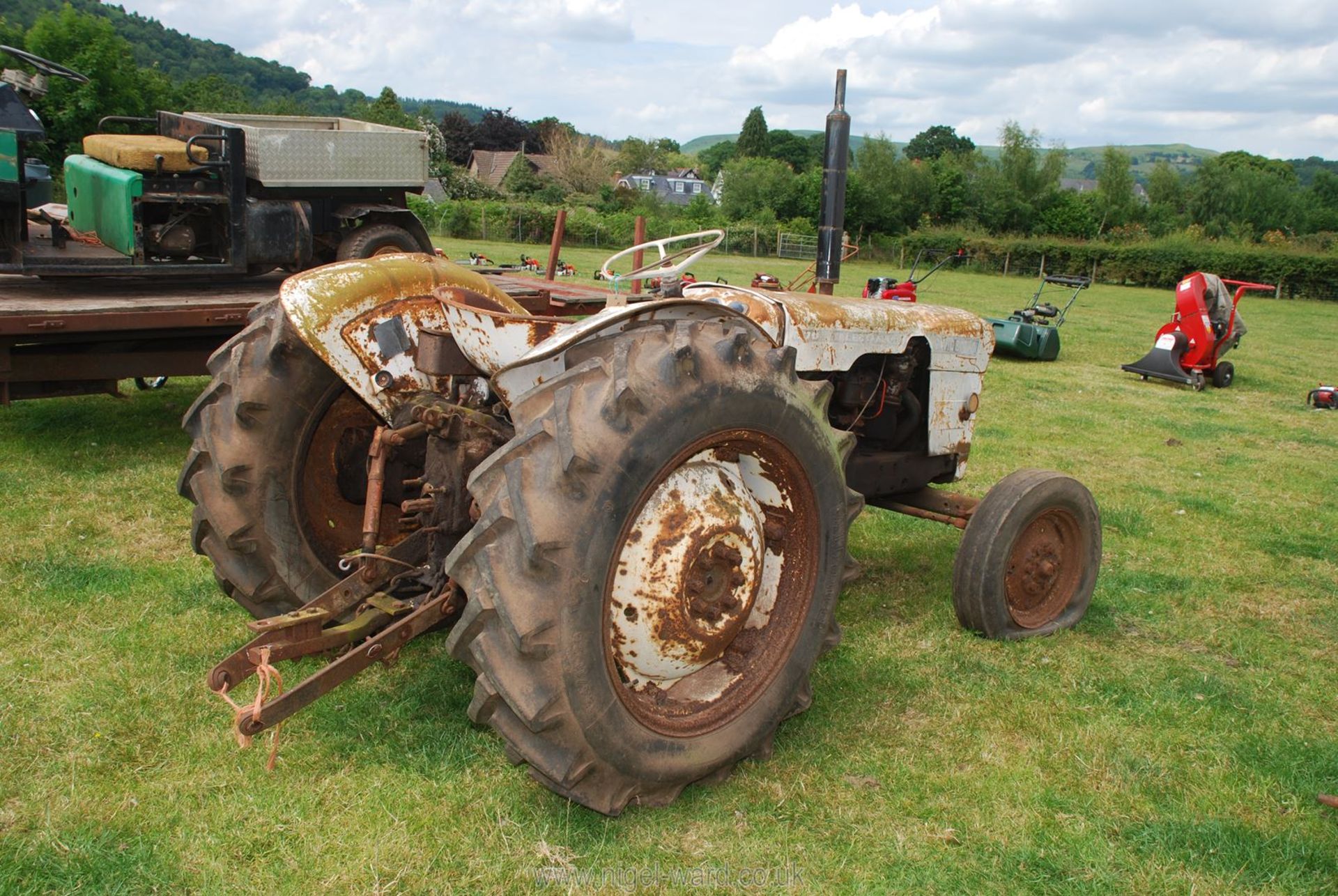 A David Brown 770 Selectamatic 12-speed tractor for restoration, engine turns. - Image 12 of 16