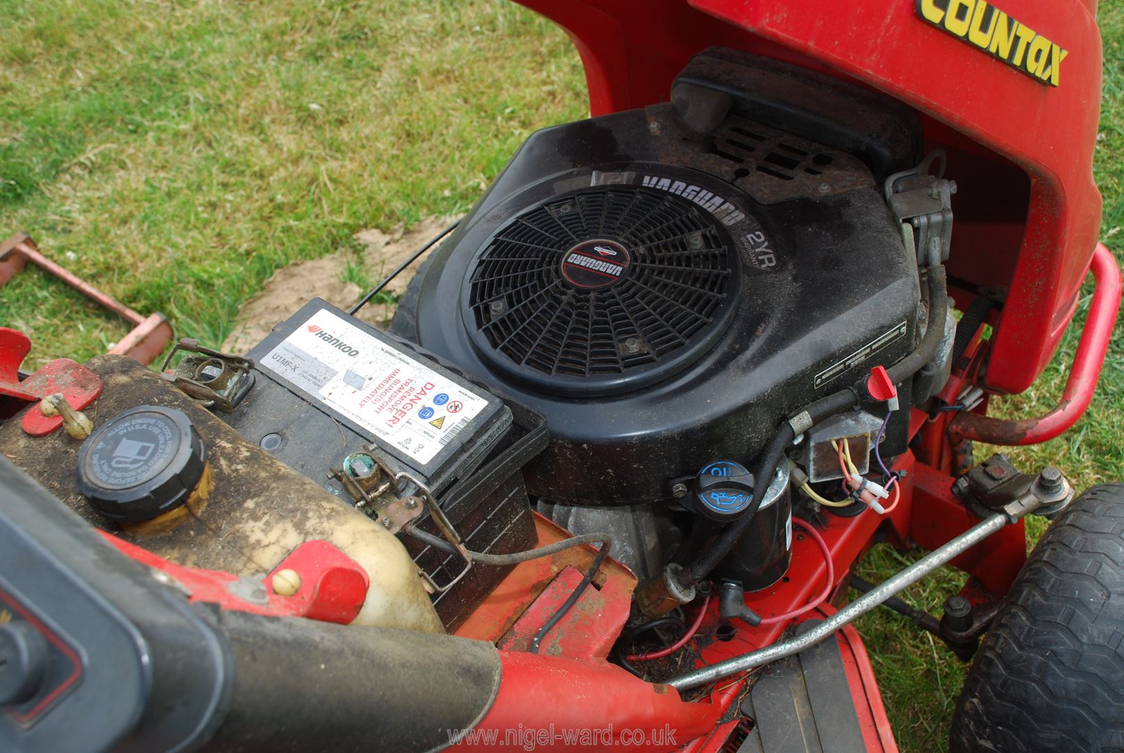 A Countax ride on mower with Briggs & Stratton 14HP V Twin engine, 3ft cut. - Image 3 of 4