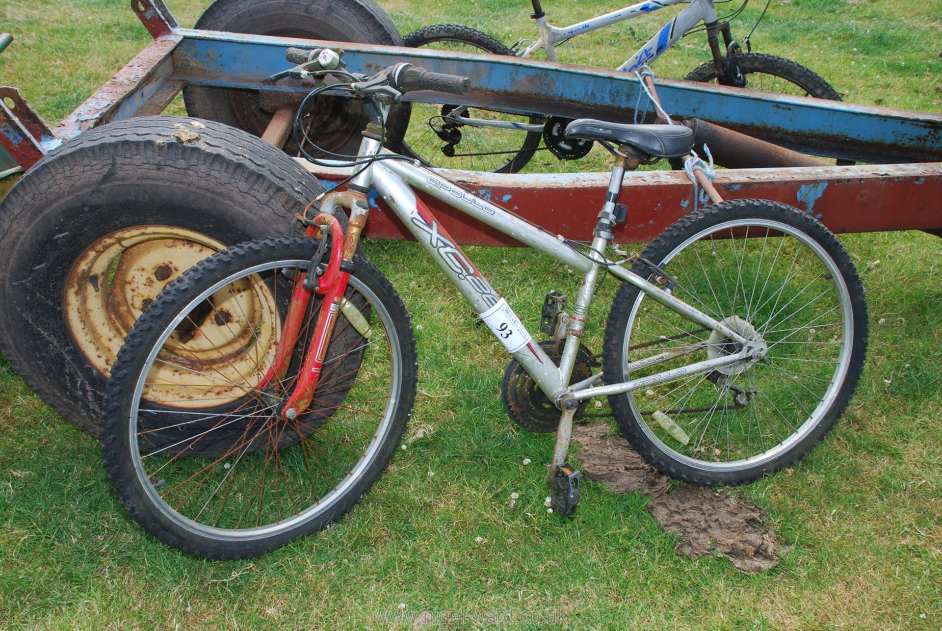 An Apollo XC26 18 speed bike.