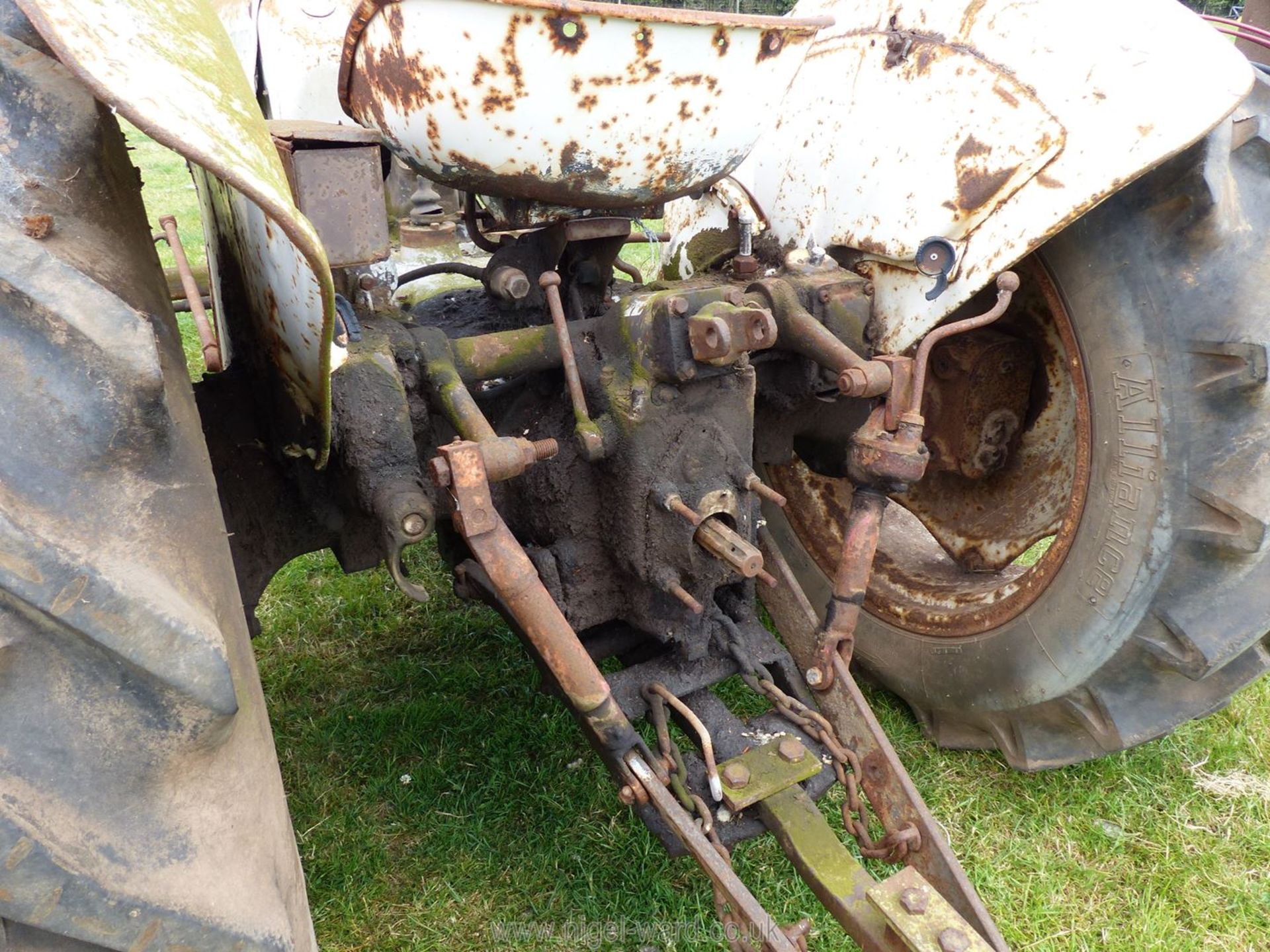 A David Brown 770 Selectamatic 12-speed tractor for restoration, engine turns. - Image 5 of 16