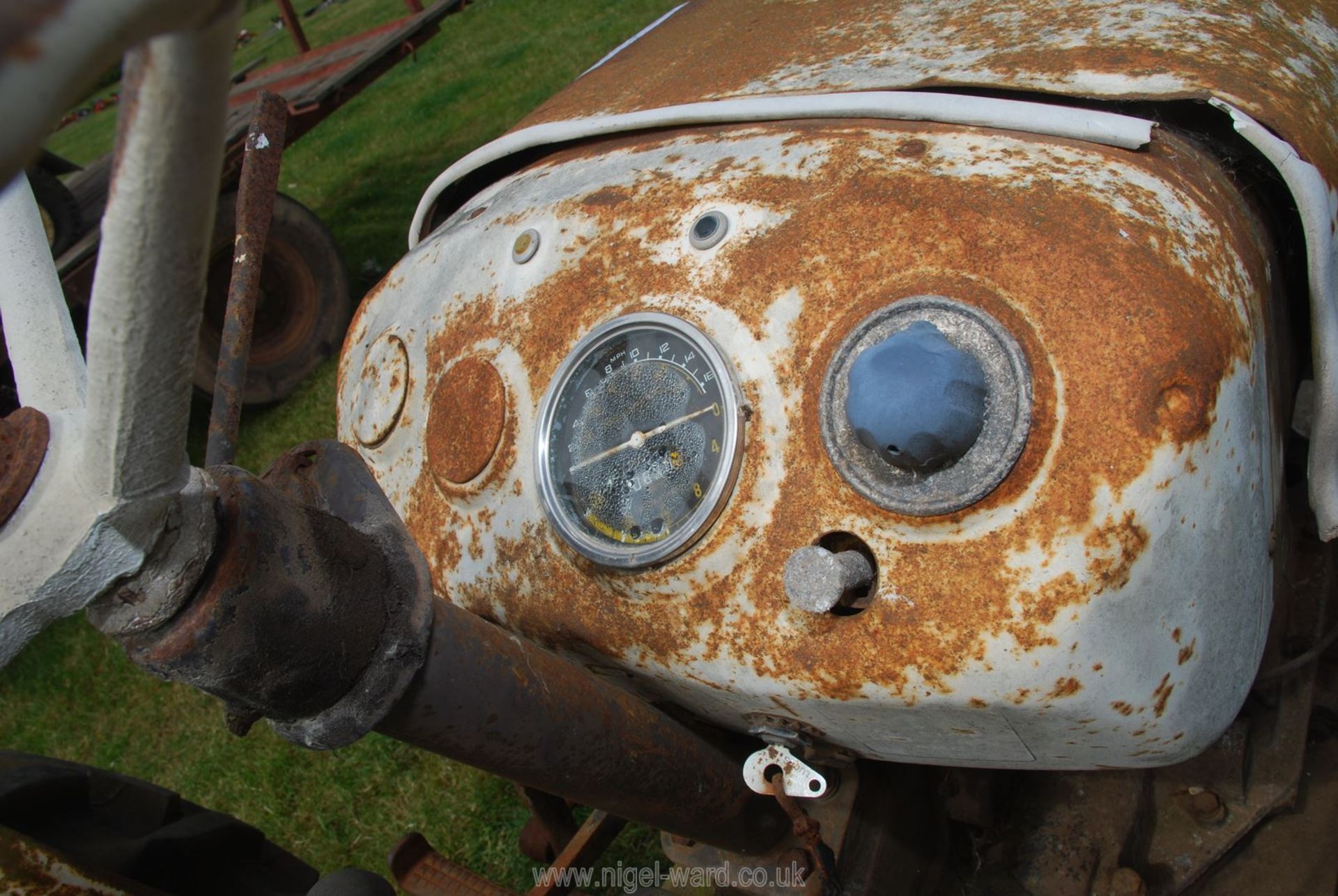 A David Brown 770 Selectamatic 12-speed tractor for restoration, engine turns. - Image 15 of 16