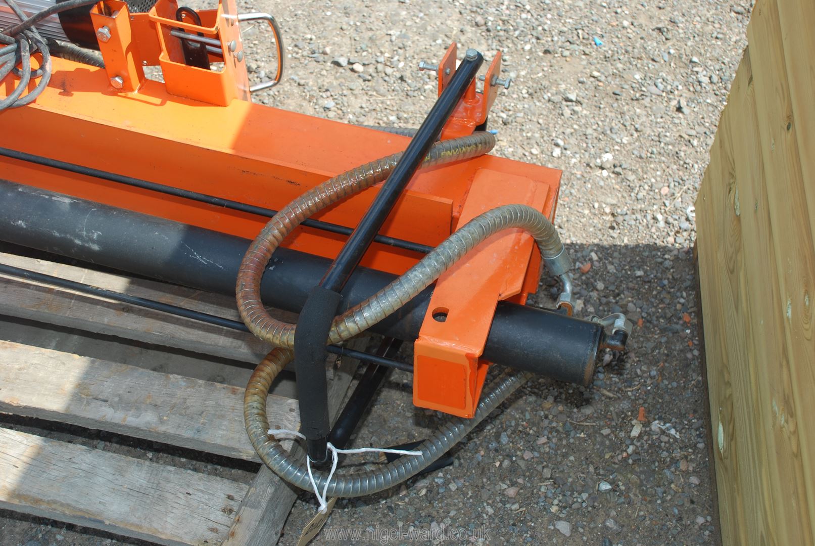 A freestanding electric log splitter (SOLD as SEEN - motor not working). - Image 2 of 3