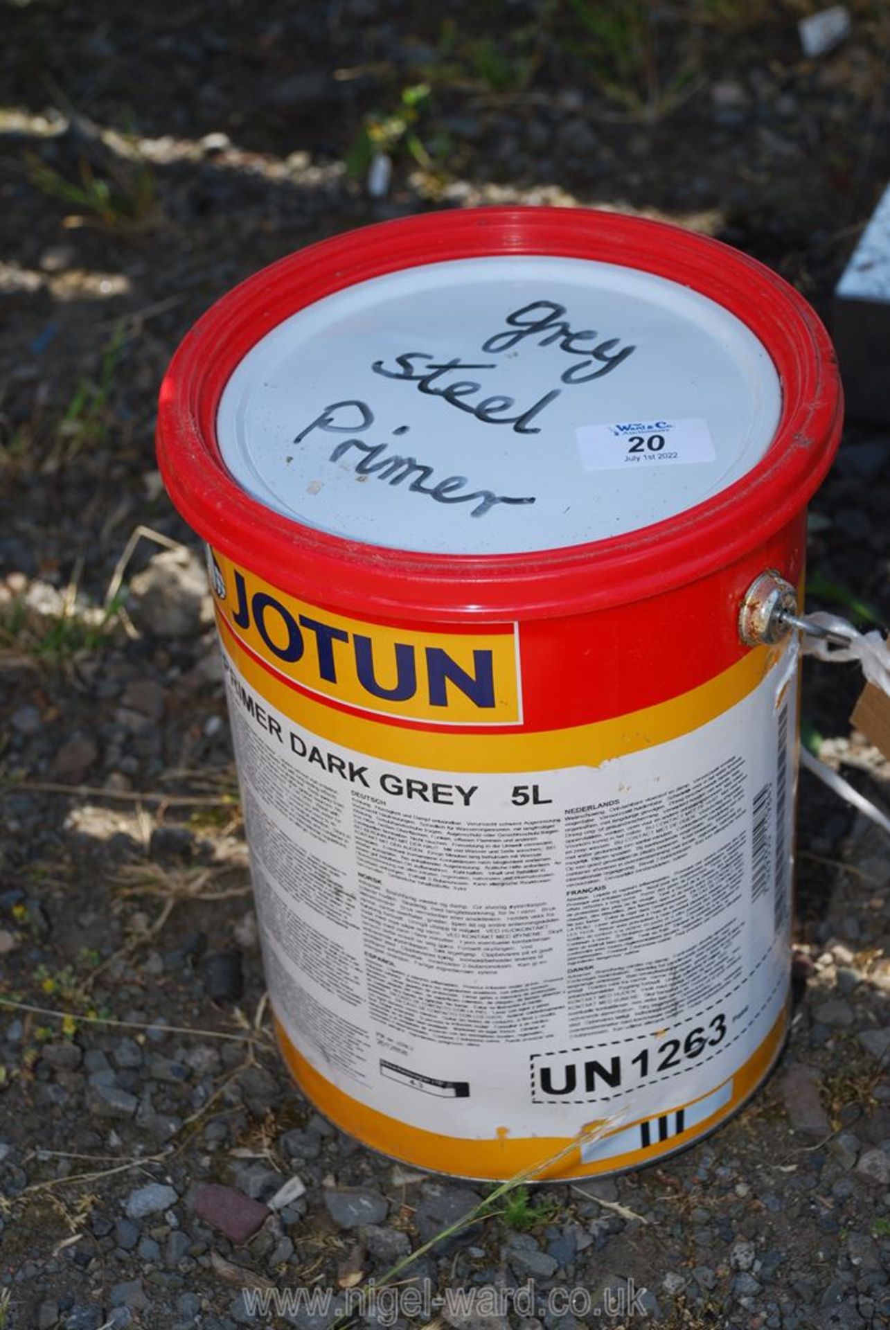 Tin of grey steel primer.