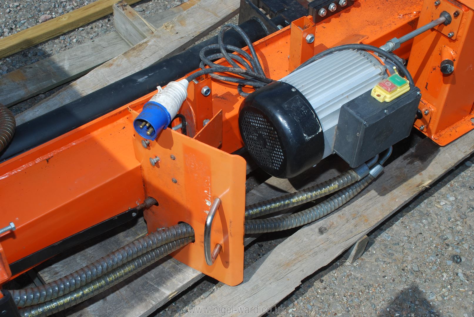 A freestanding electric log splitter (SOLD as SEEN - motor not working). - Image 3 of 3