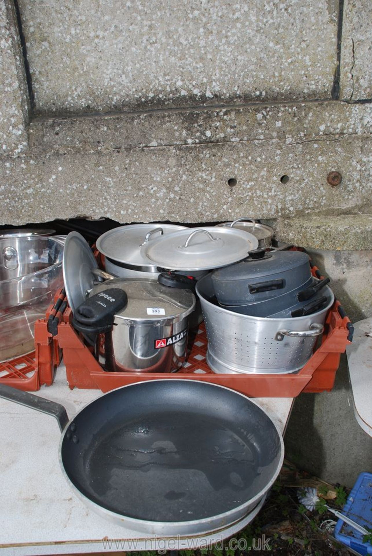 Alza Space steamer, plus large catering saucepans and frying pan, colander etc.