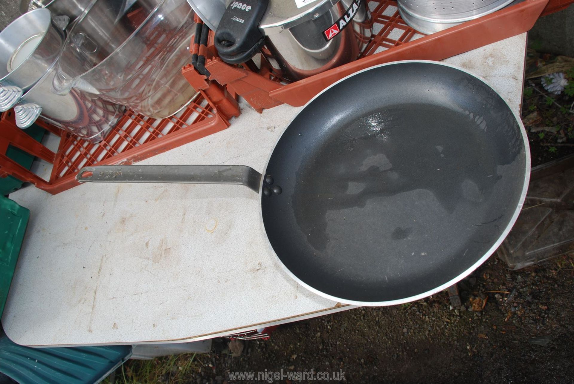 Alza Space steamer, plus large catering saucepans and frying pan, colander etc. - Image 2 of 2