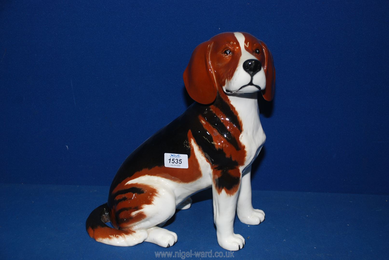 A Beswick Fireside beagle (a/f - crack to hind leg) 13'' tall.