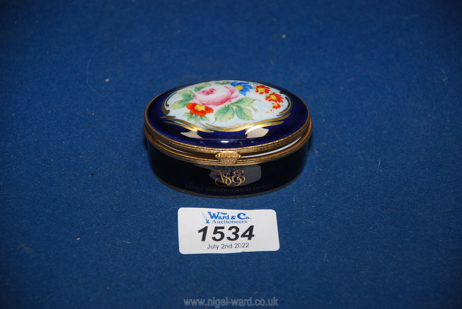 A Trinket box in dark blue with floral and gilt decoration,