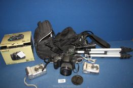 A quantity of miscellaneous cameras including a boxed Fujifilm SL280 14 mega pixel digital camera,