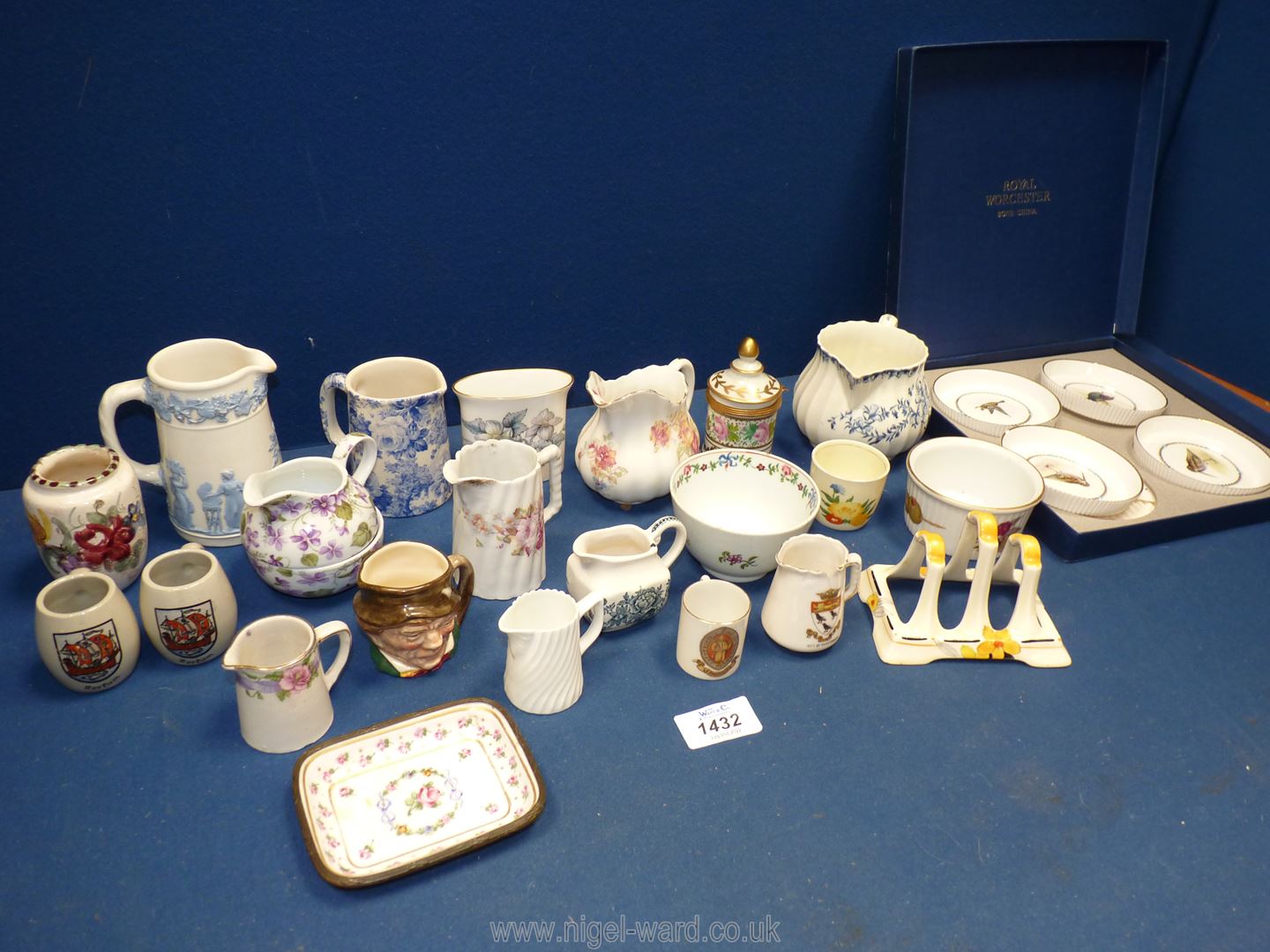 A quantity of small china items to include tea bowls, toast rack etc. - Image 2 of 2