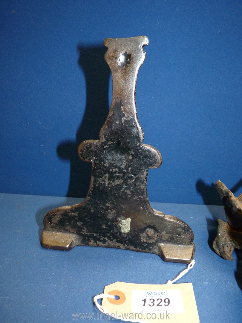 A cast iron door knocker having a peacock head and a cast iron door stop. - Image 5 of 5