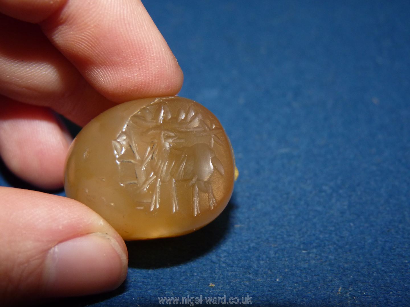 A Sassanian looped agate stamp seal well incised with the representation of a stag; circa 500 AD. - Image 5 of 5