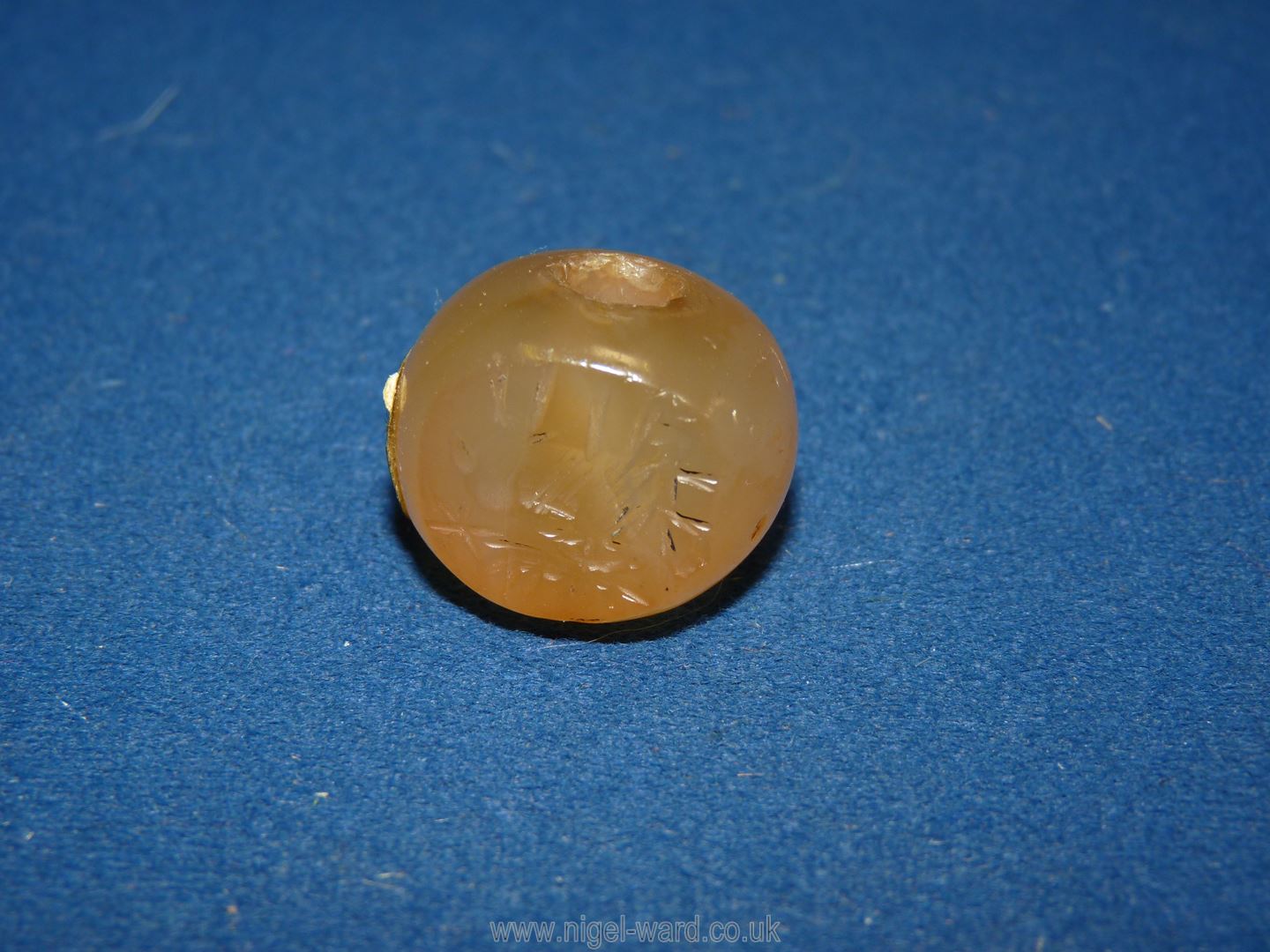 A Sassanian looped agate stamp seal well incised with the representation of a stag; circa 500 AD. - Image 2 of 5