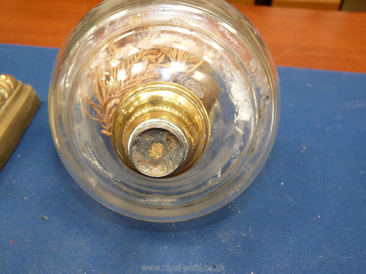 An Oil lamp on square brass bass, marbled effect stand, clear glass reservoir, no shade or chimney, - Image 8 of 12