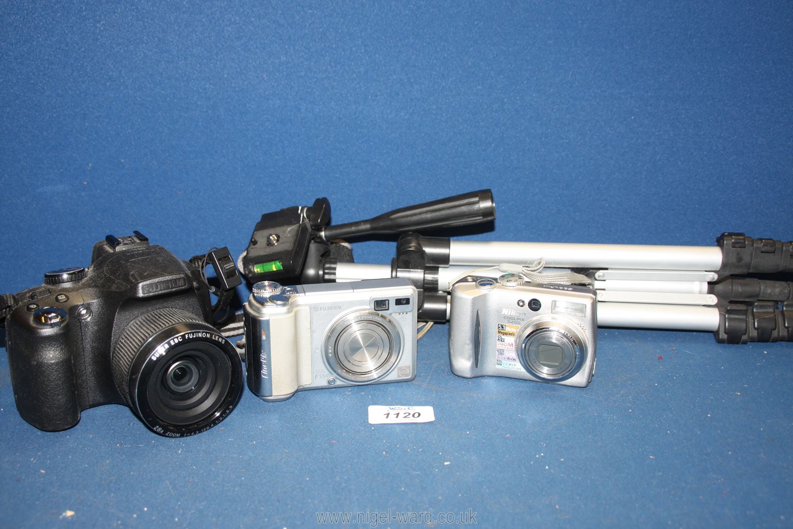 A quantity of miscellaneous cameras including a boxed Fujifilm SL280 14 mega pixel digital camera, - Image 2 of 2